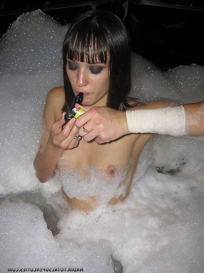 20P Pictures of teen hottie Nadia getting high in the bath tub