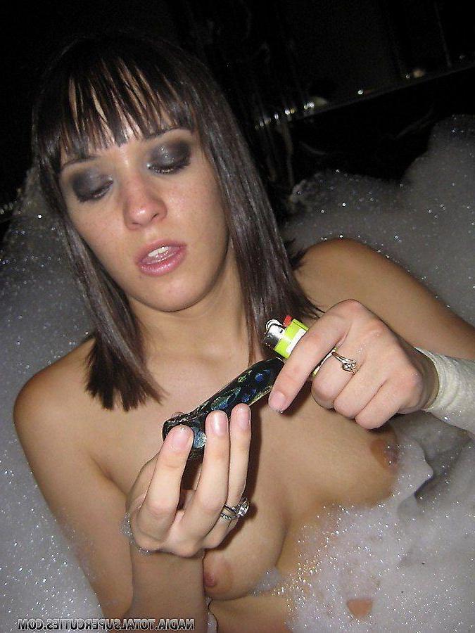 20P Pictures of teen hottie Nadia getting high in the bath tub