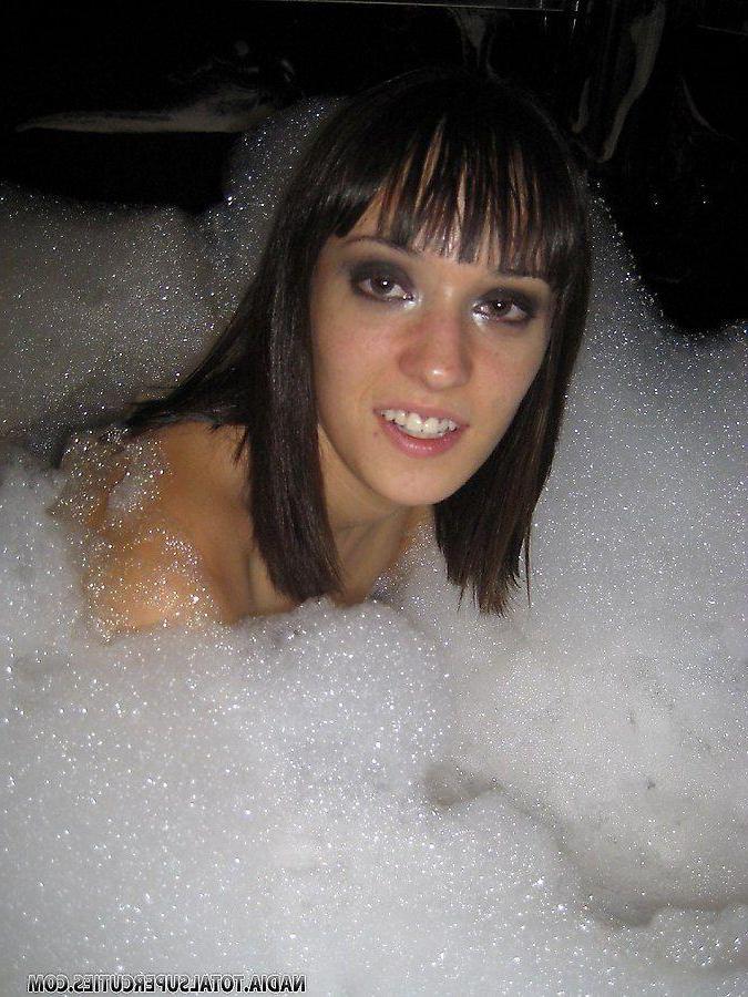 20P Pictures of teen hottie Nadia getting high in the bath tub