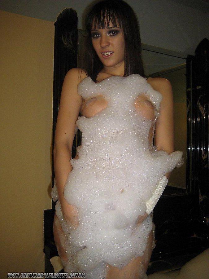 20P Pictures of teen hottie Nadia getting high in the bath tub