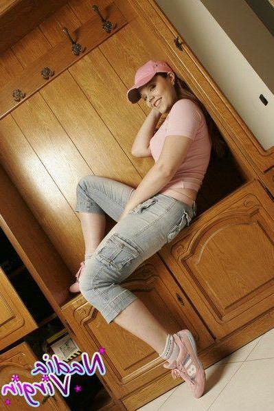 15P Pictures of teen amateur Nadia Virgin showing her big boobies