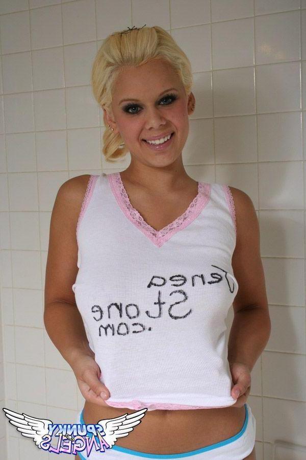 13P Pictures of Jenny showing her pussy in the bath