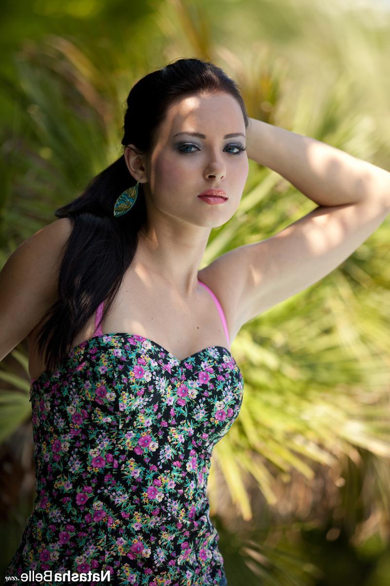 16P Pictures of Natasha Belle exposing her titties by the pool