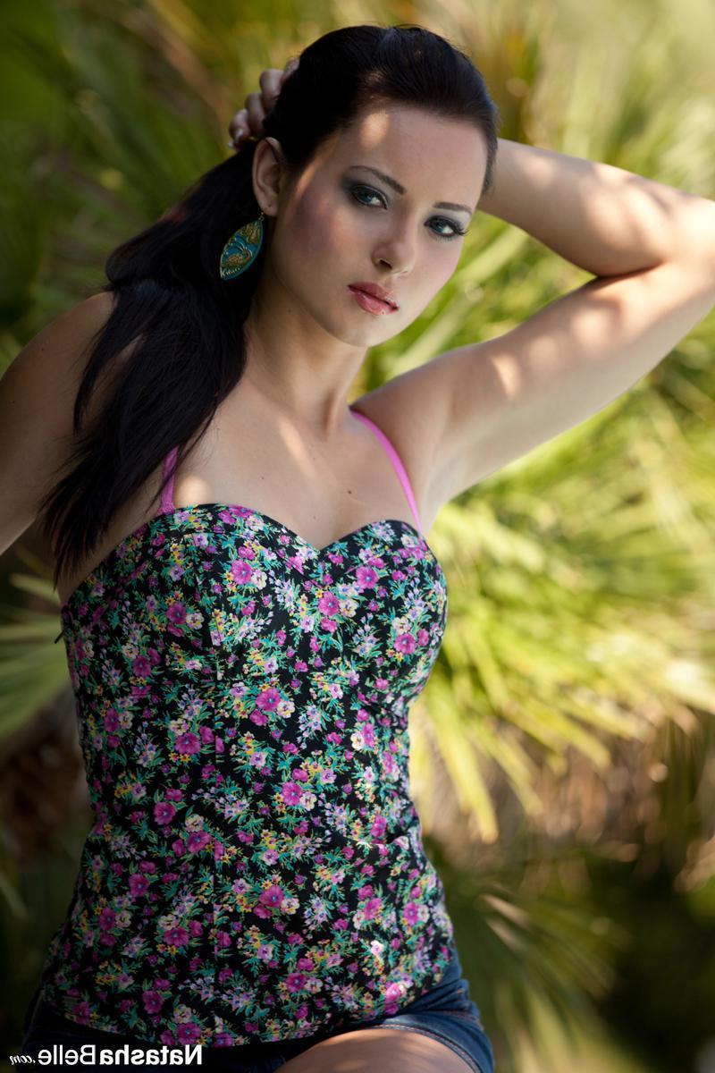 16P Pictures of Natasha Belle exposing her titties by the pool
