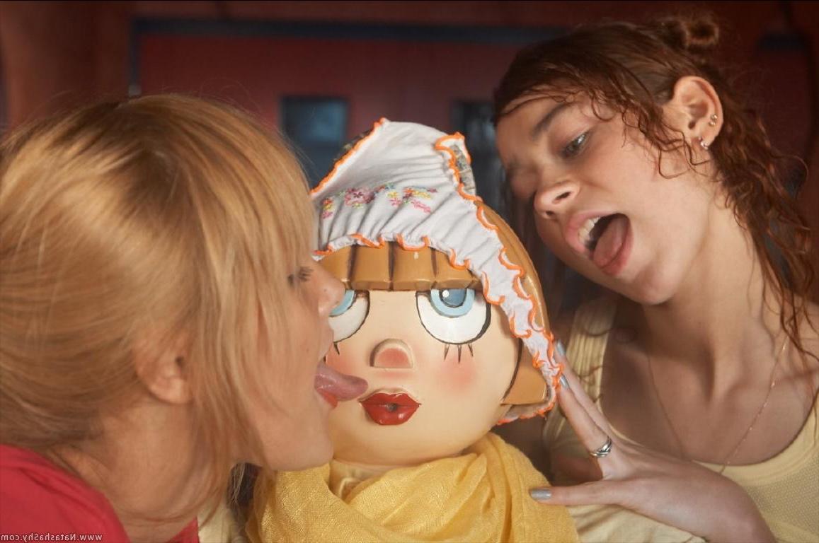 15P Pictures of teen girl Natasha Shy being nude and weird with Sasha Blonde