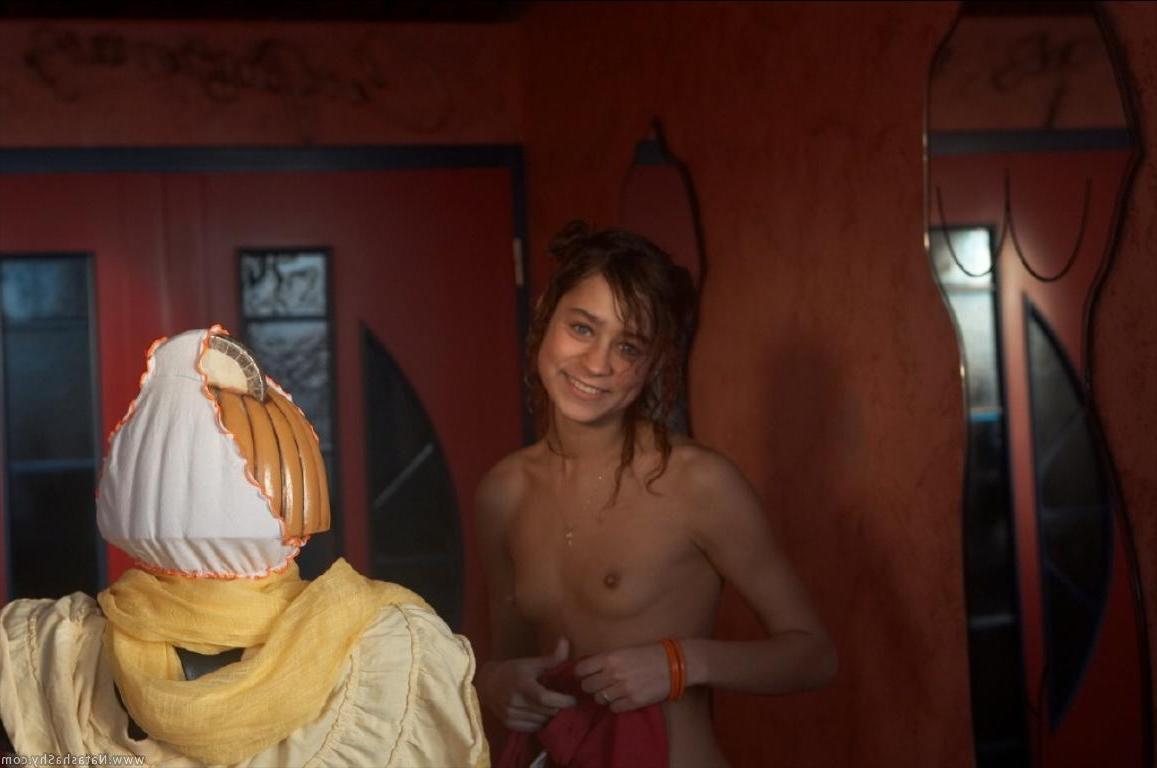 15P Pictures of teen girl Natasha Shy being nude and weird with Sasha Blonde