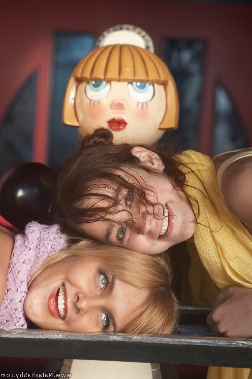 15P Pictures of teen girl Natasha Shy being nude and weird with Sasha Blonde