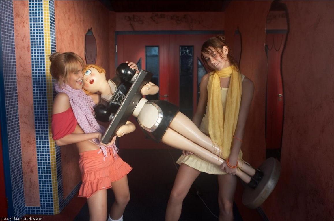 15P Pictures of teen girl Natasha Shy being nude and weird with Sasha Blonde