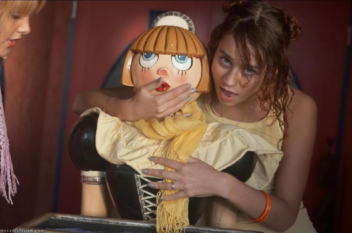 15P Pictures of teen girl Natasha Shy being nude and weird with Sasha Blonde