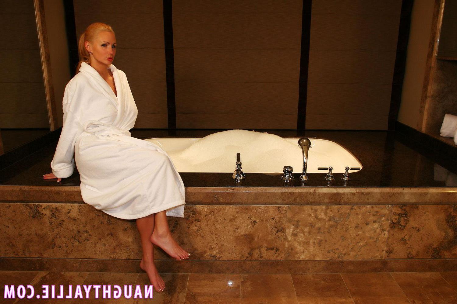 20P Blonde babe Allie wants to take a bath with you