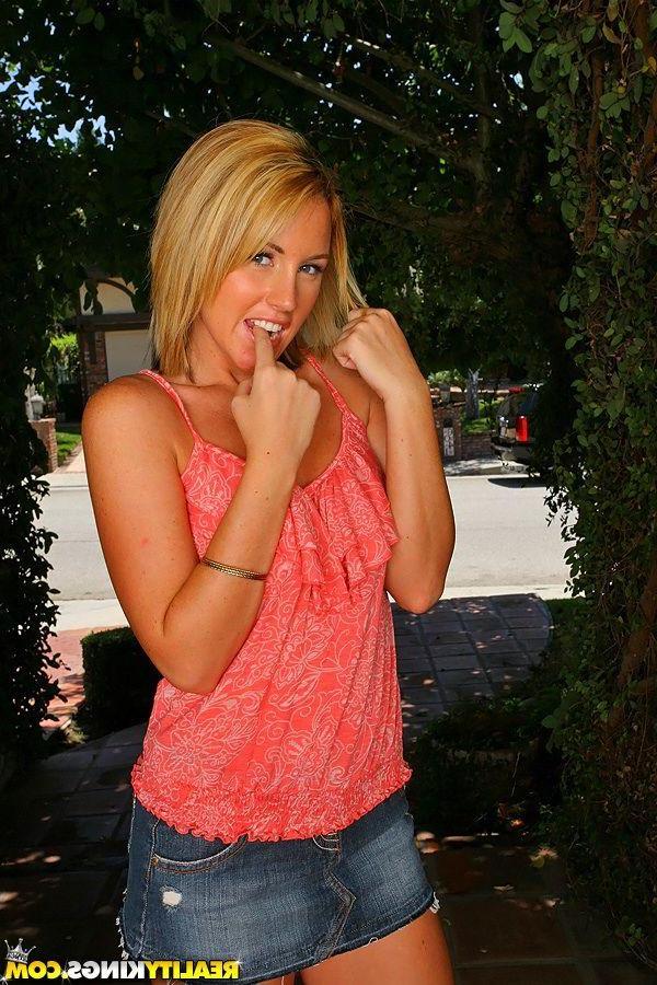 20P Pictures of Bella etting fucked hard