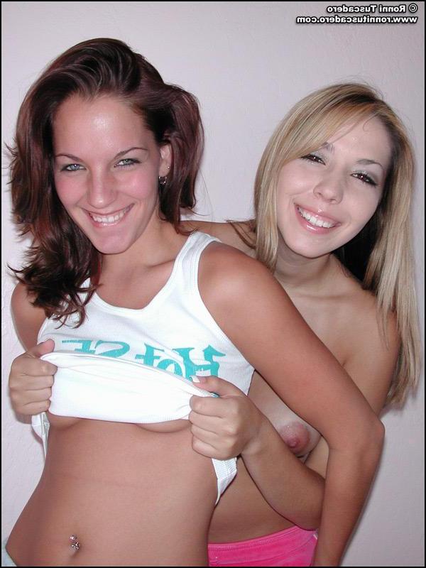 20P Pictures of two teen girls exploring each other\'s bodies
