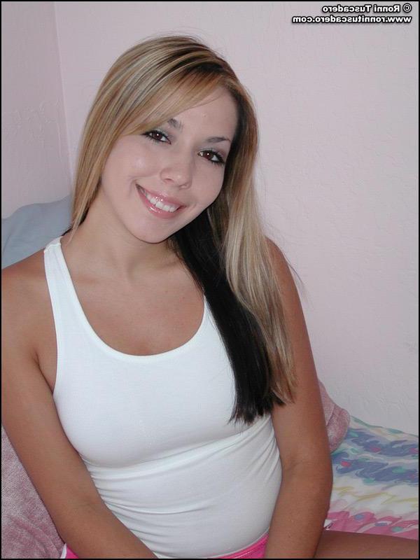 20P Pictures of two teen girls exploring each other\'s bodies