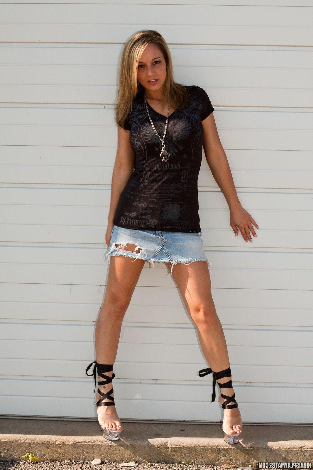 15P Pictures of teen girl Nikki Sims showing her hot stuff outside