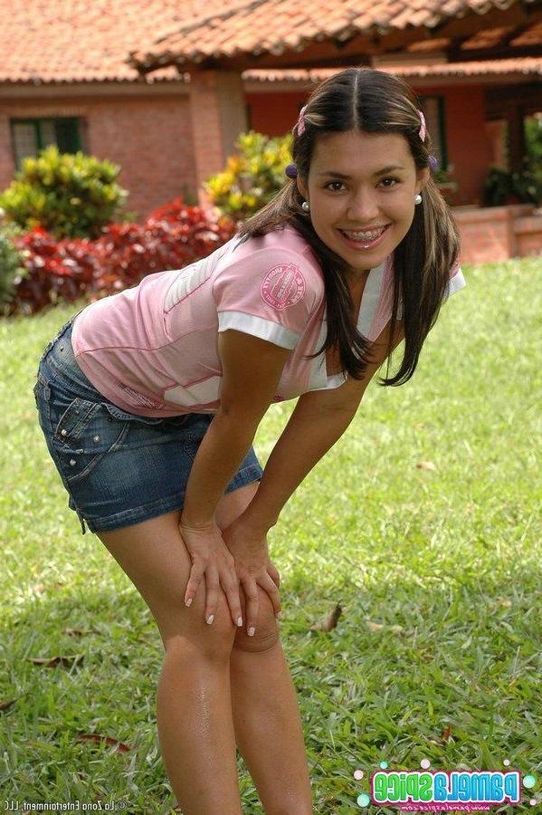 15P Pictures of Pamela Spice getting naughty outside