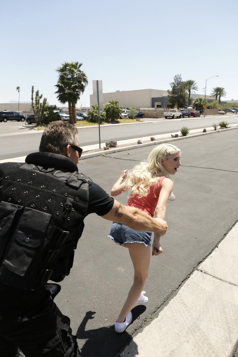 16P Piper Perri tries to get out of paying her bail by fucking her bounty hunter