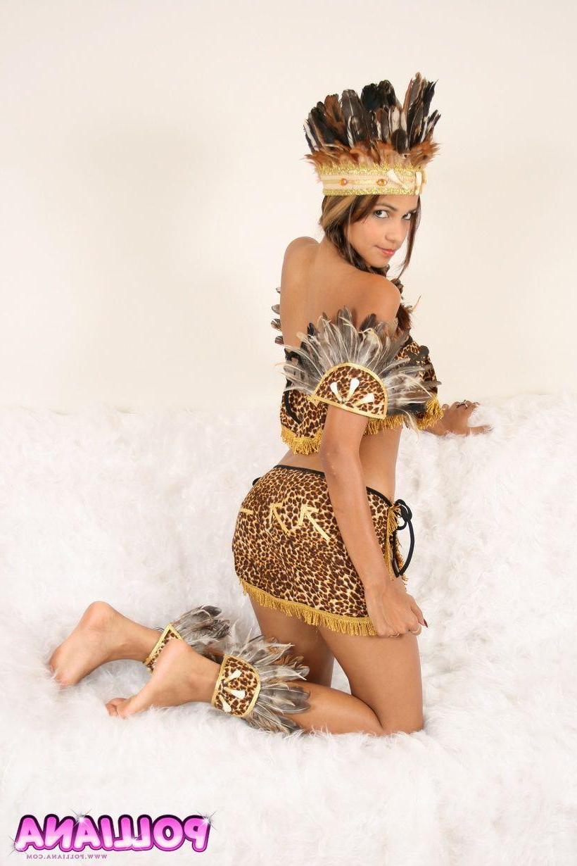15P Pictures of Polliana dressed as a sexy indian girl