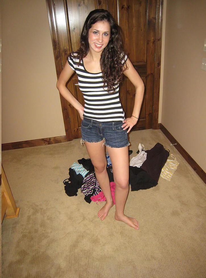 20P Pictures of Pretty Marie trying on different clothes
