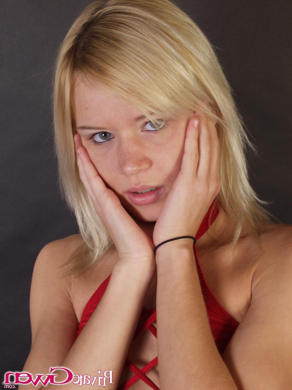 16P Pictures of teen girl Private Gwen flaunting in the studio