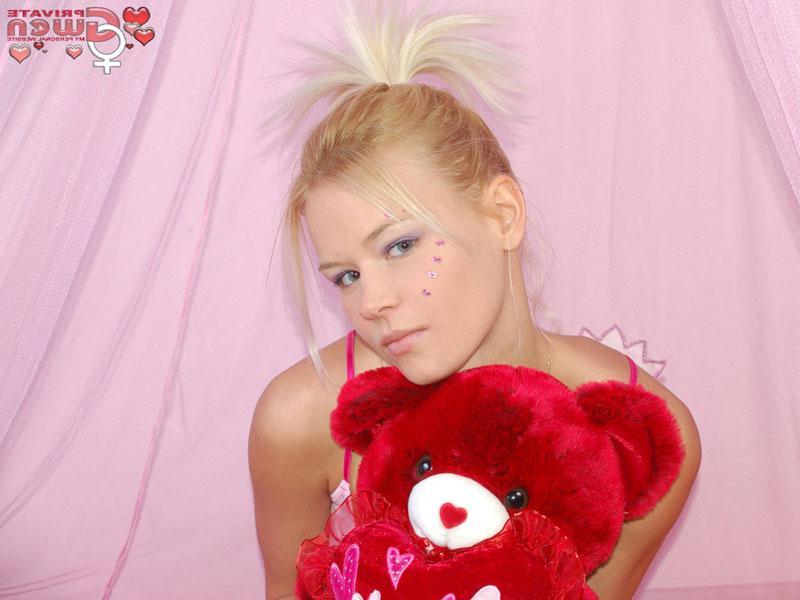 16P Pictures of Private Gwen waiting for you in bed