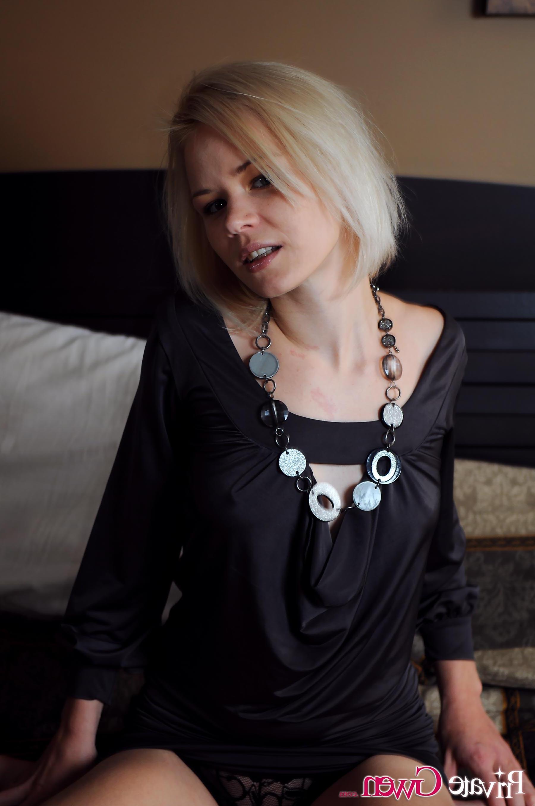 16P Pictures of Private Gwen stripping naked