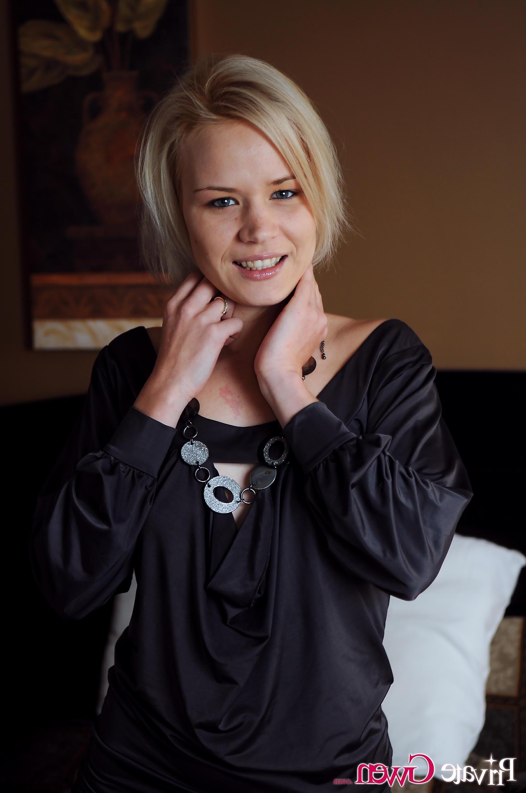16P Pictures of Private Gwen stripping naked