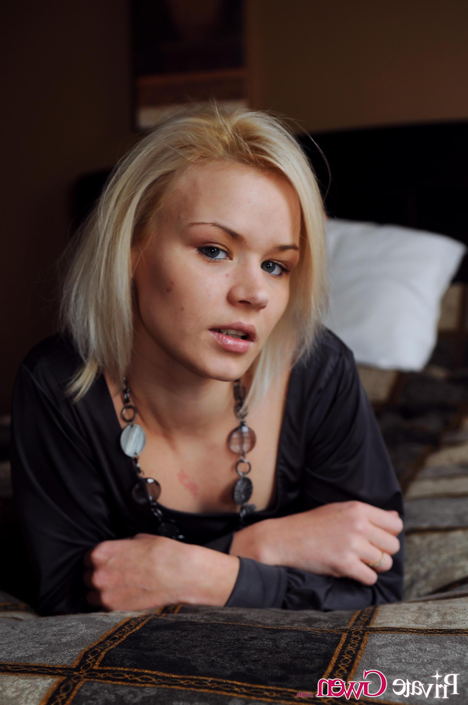 16P Pictures of Private Gwen stripping naked
