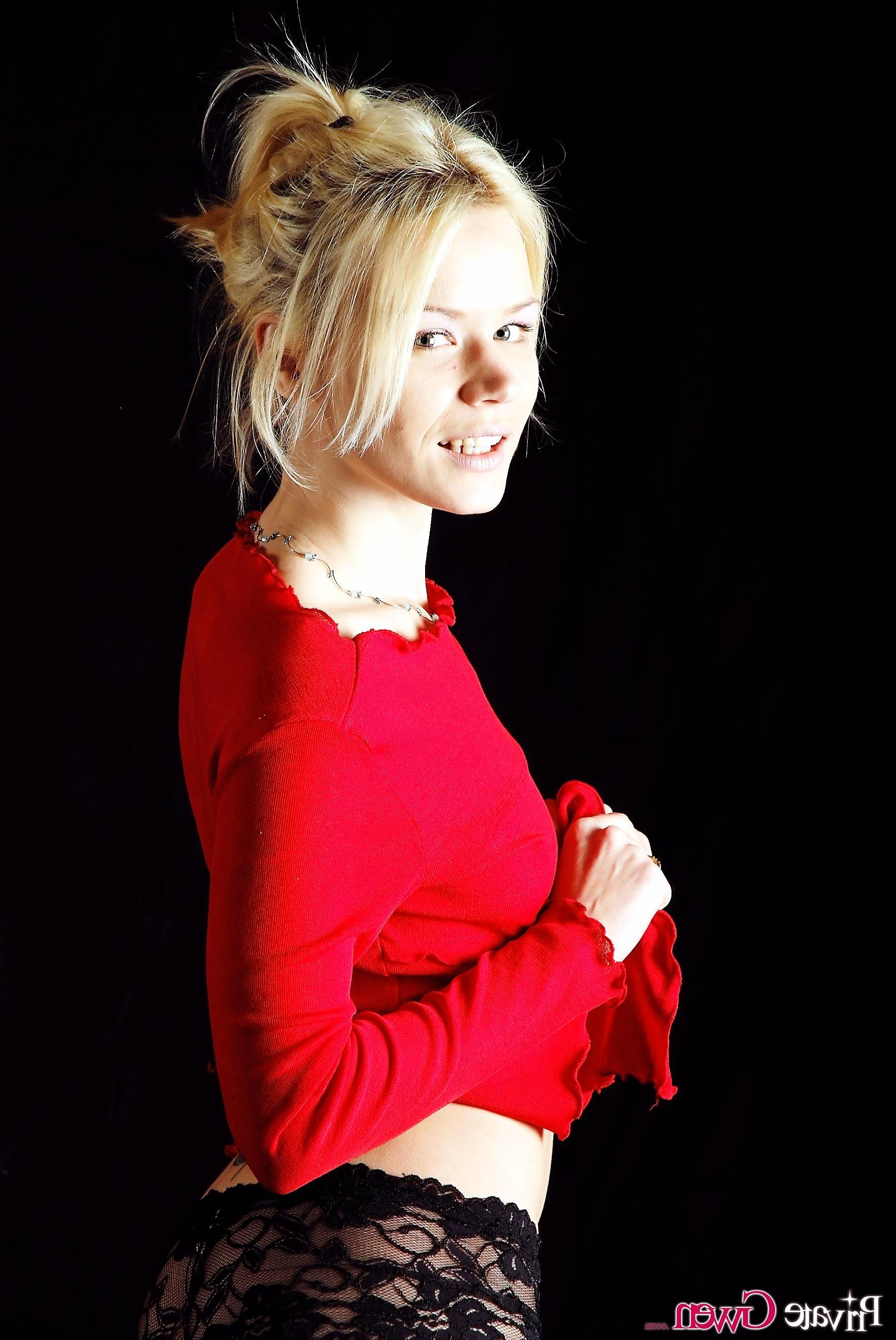 16P Pictures of teen Private Gwen stripping in the studio
