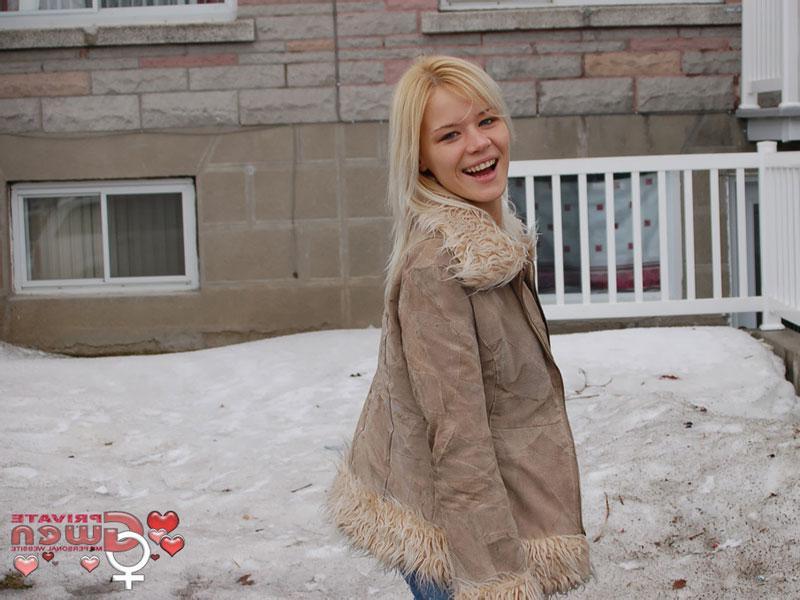 16P Pictures of teen star Private Gwen taking pictures of herself out and about