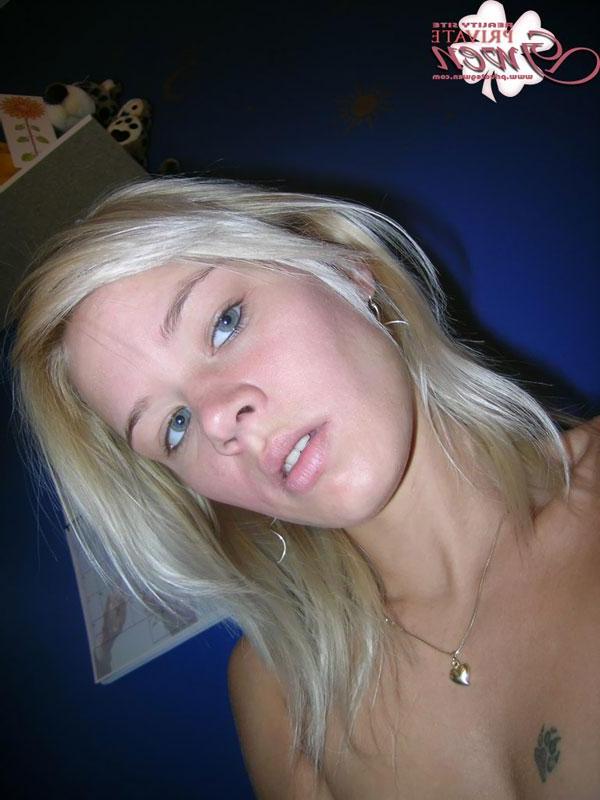 16P Pictures of Private Gwen playing with a vibrator in bed
