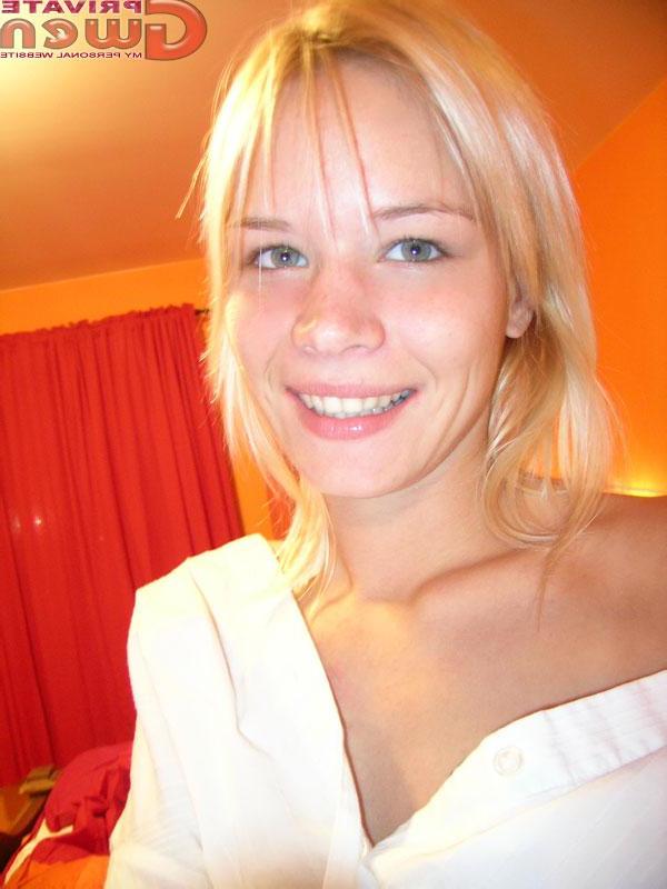 16P Pictures of Private Gwen hanging around her house