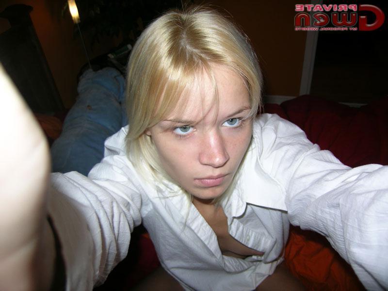 16P Pictures of Private Gwen hanging around her house