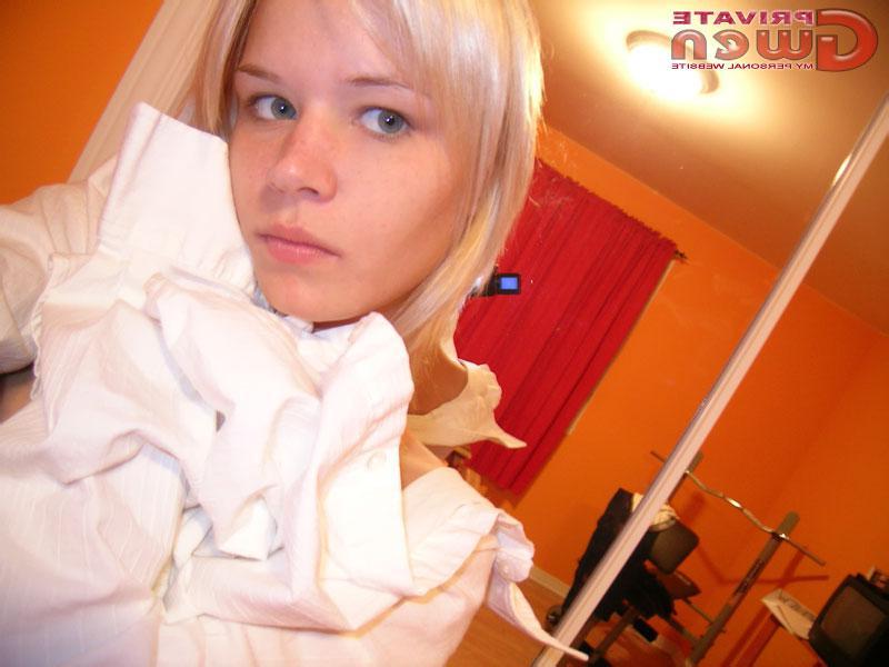 16P Pictures of Private Gwen hanging around her house