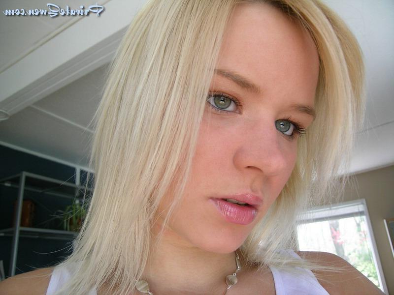 16P Pictures of Private Gwen getting it on with a girlfriend