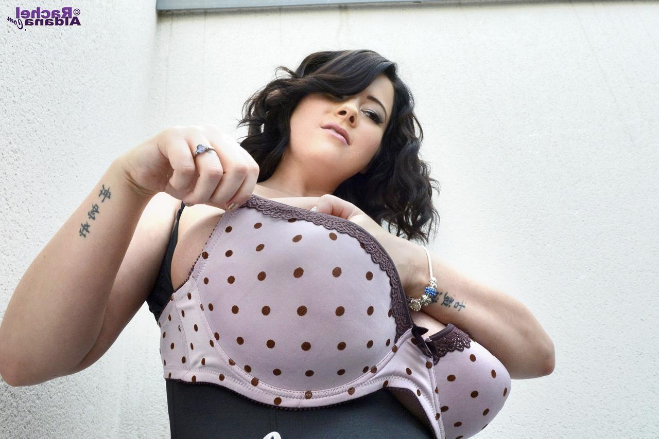 15P Das vollbusige Babe Rachel Aldana lässt ihre riesigen Brüste los