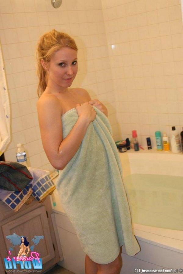 15P Pictures of Rachel playing with her perfect feet in the bath tub