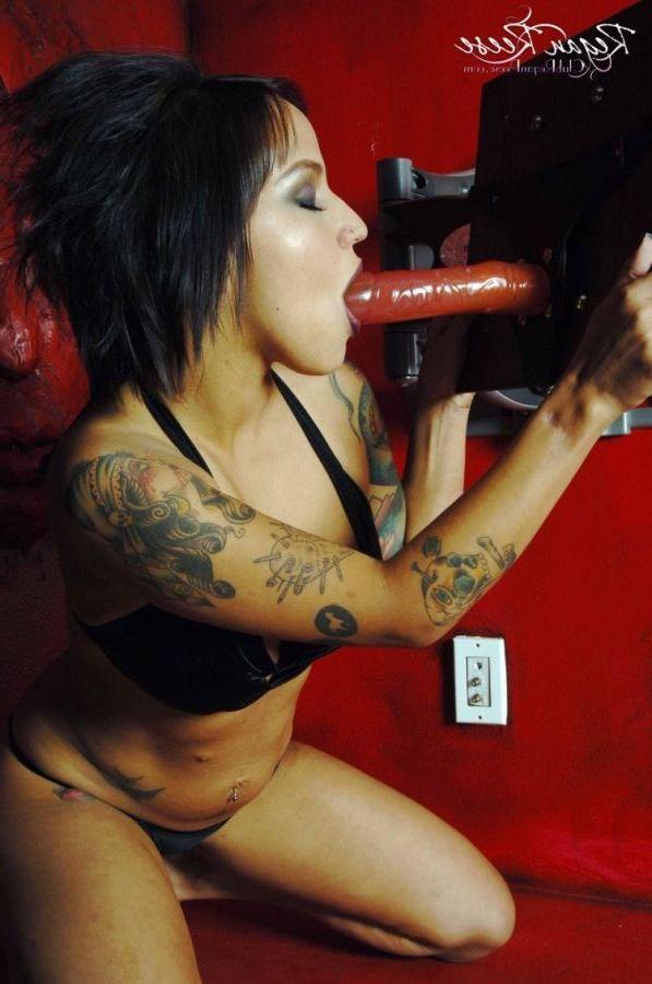 14P Pictures of Regan Reese getting fucked by a machine