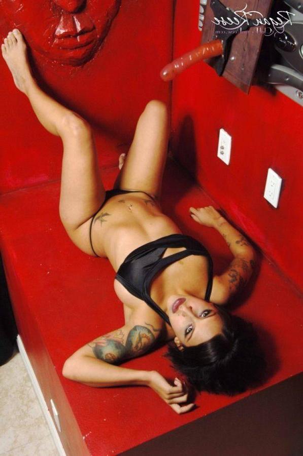 14P Pictures of Regan Reese getting fucked by a machine