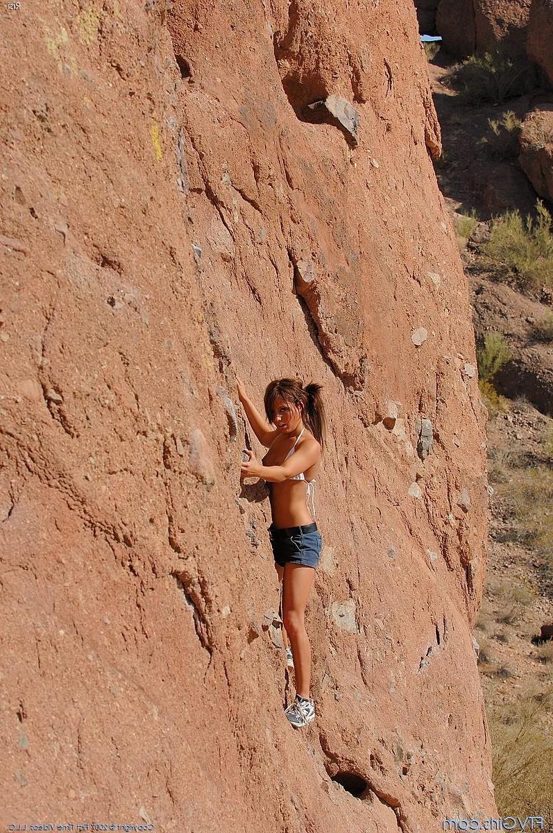 20P Pics of teen girl Risi getting hot on her hike
