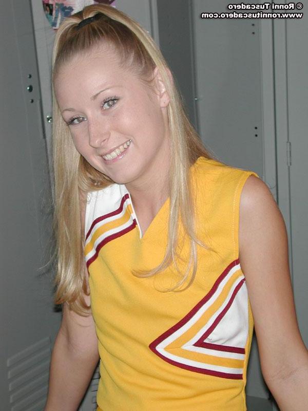 20P Pictures of cheerleaders being naughty in the locker room