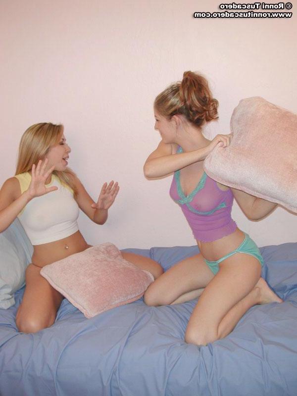 20P Pictures of 2 teen girls having a pillow fight