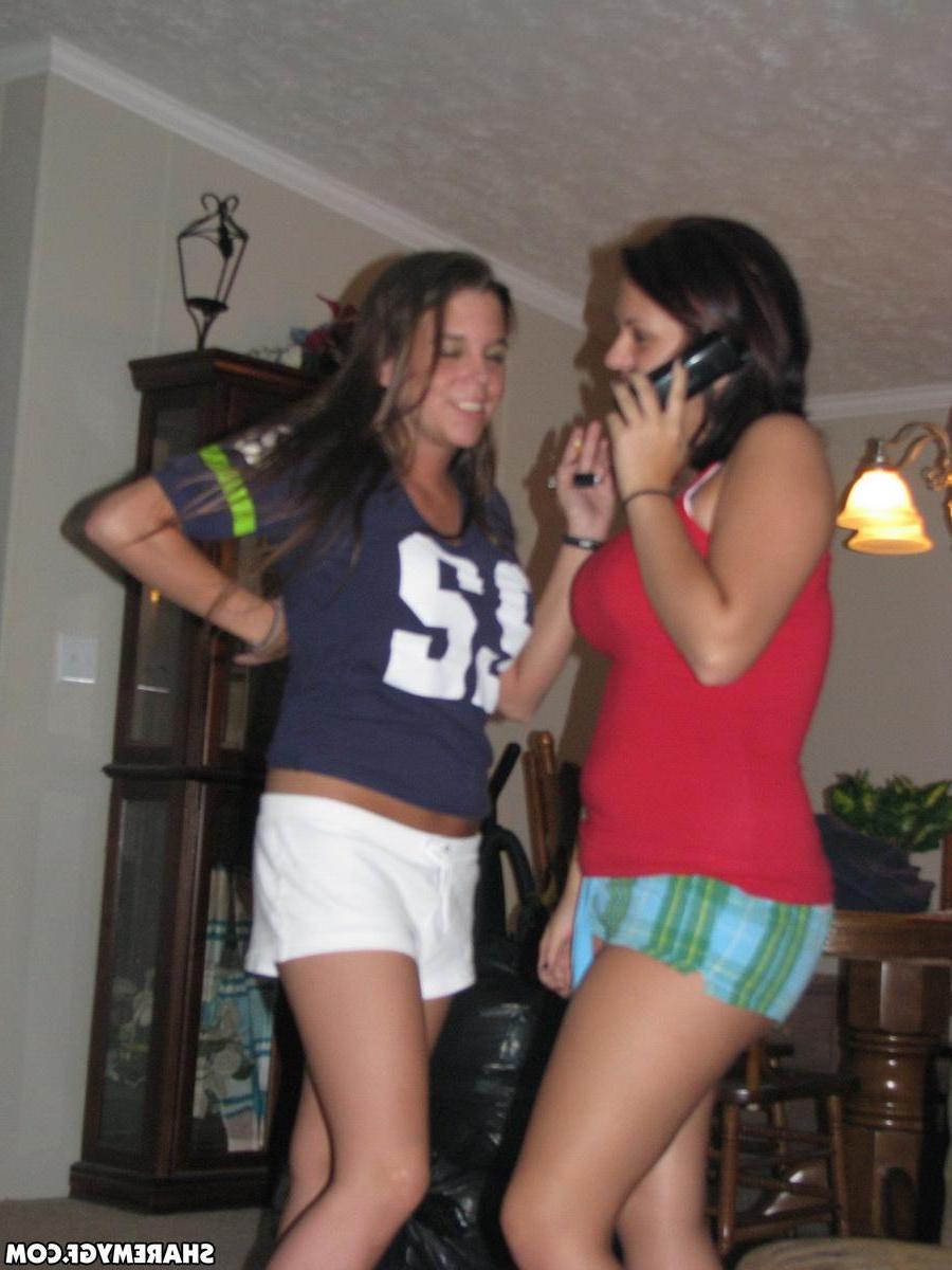 20P Naughty brunette girlfriend gets kinky on camera