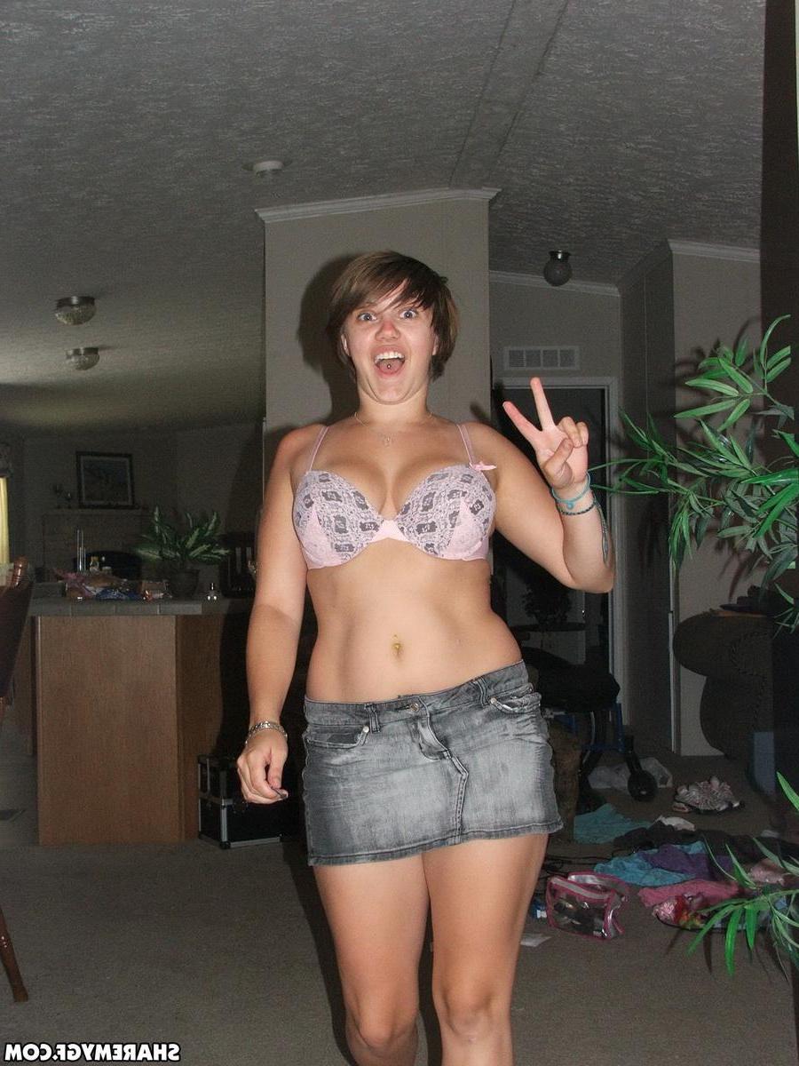 20P Naughty brunette girlfriend gets kinky on camera