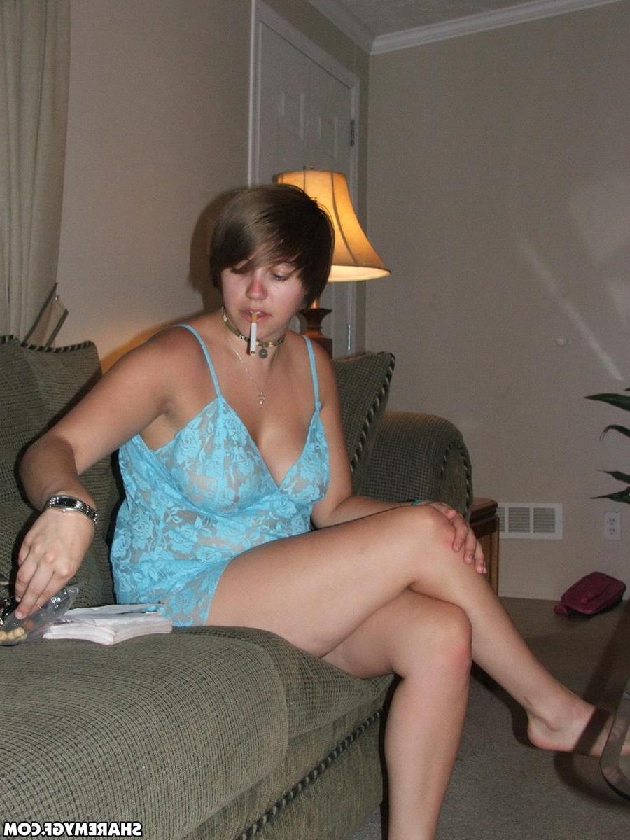 20P Naughty brunette girlfriend gets kinky on camera