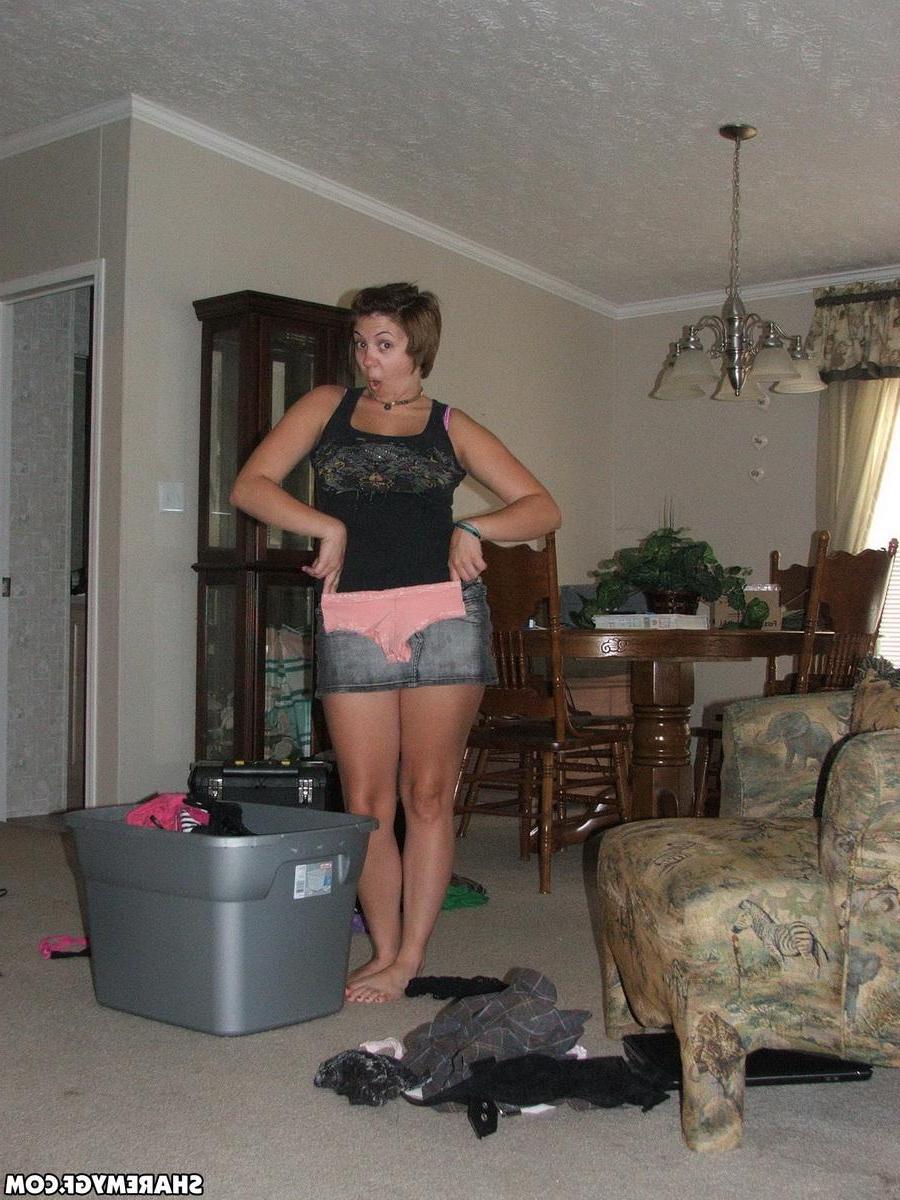 20P Naughty brunette girlfriend gets kinky on camera