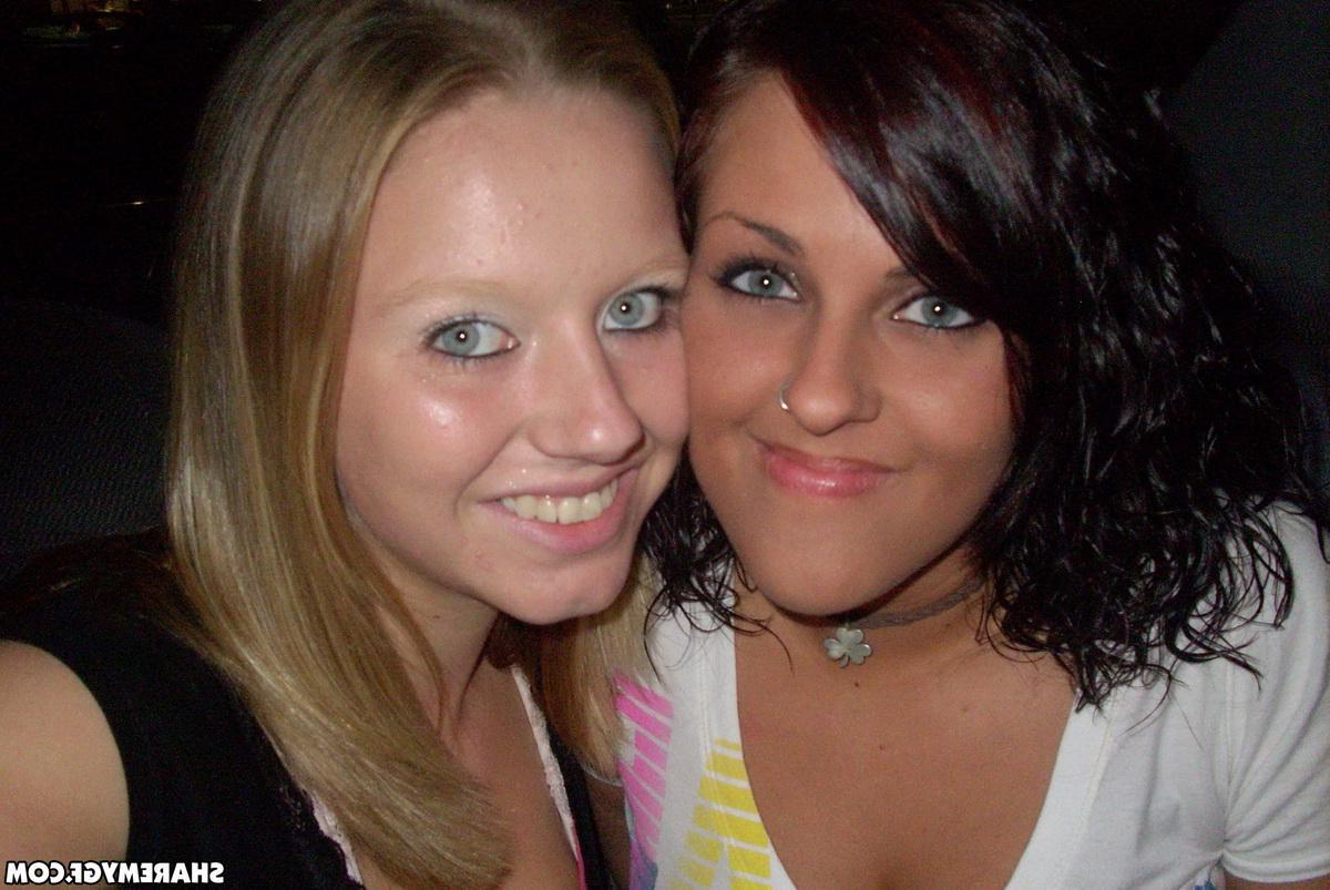 20P Naughty brunette girlfriend gets kinky on camera