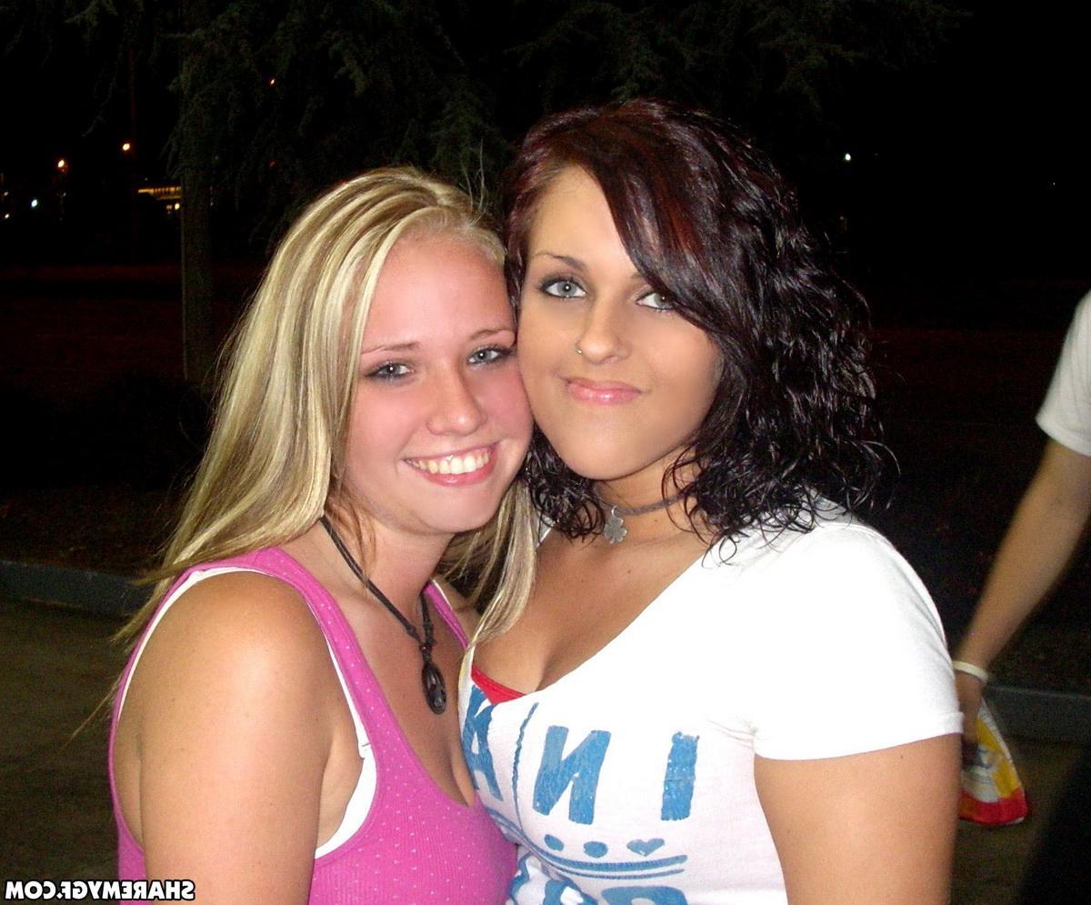 20P Naughty brunette girlfriend gets kinky on camera
