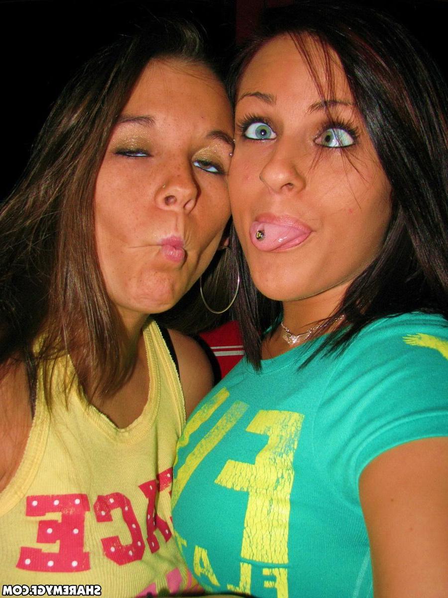 20P Naughty brunette girlfriend gets kinky on camera