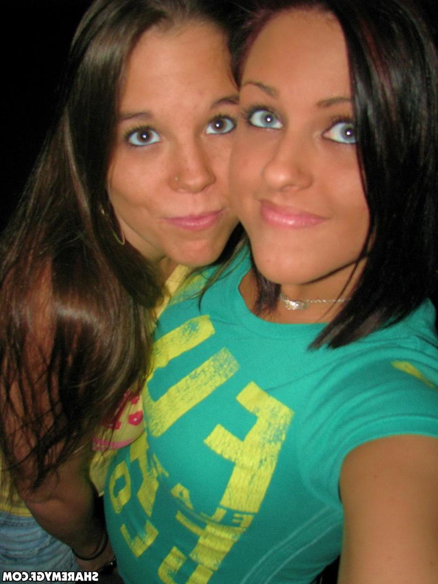 20P Naughty brunette girlfriend gets kinky on camera