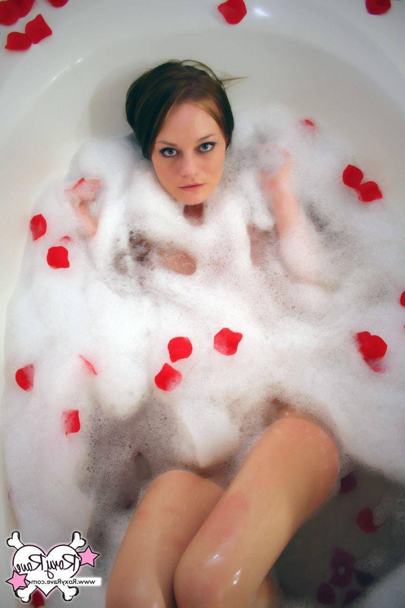 20P Pictures of Roxy Rave taking a hot bubble bath